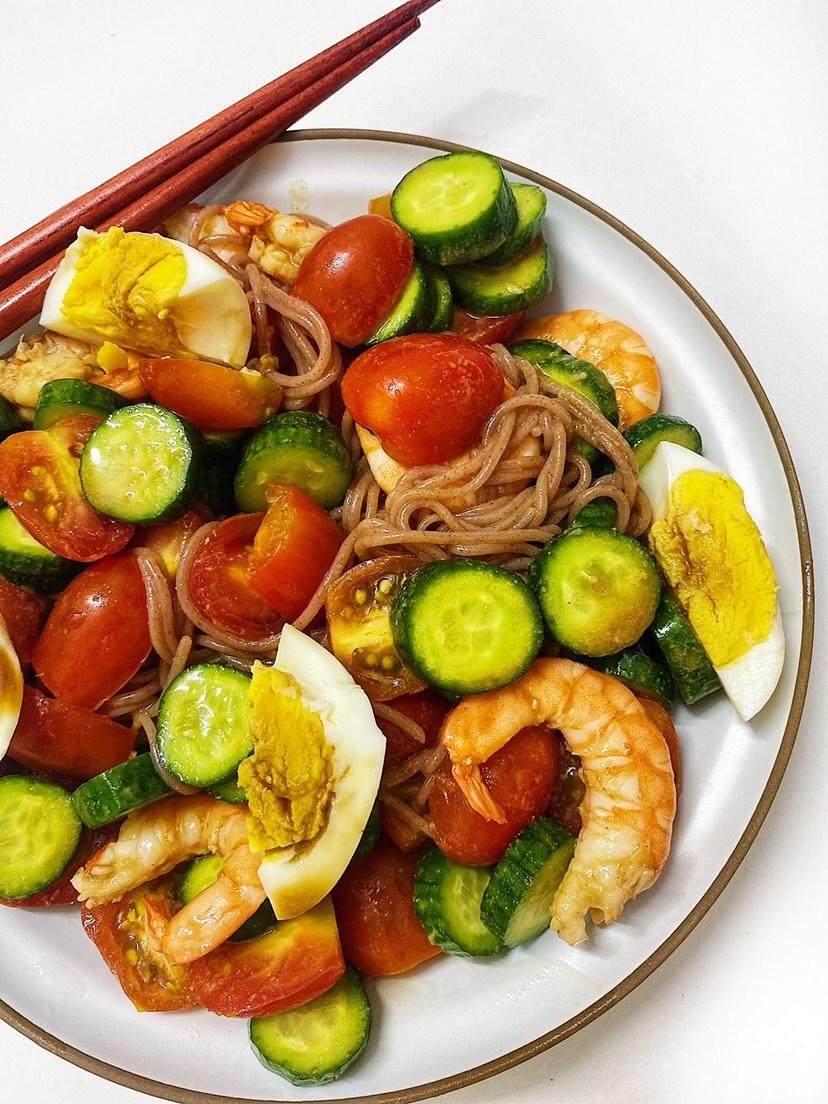 Bún trộn rau củ phiên bản dọn tủ lạnh