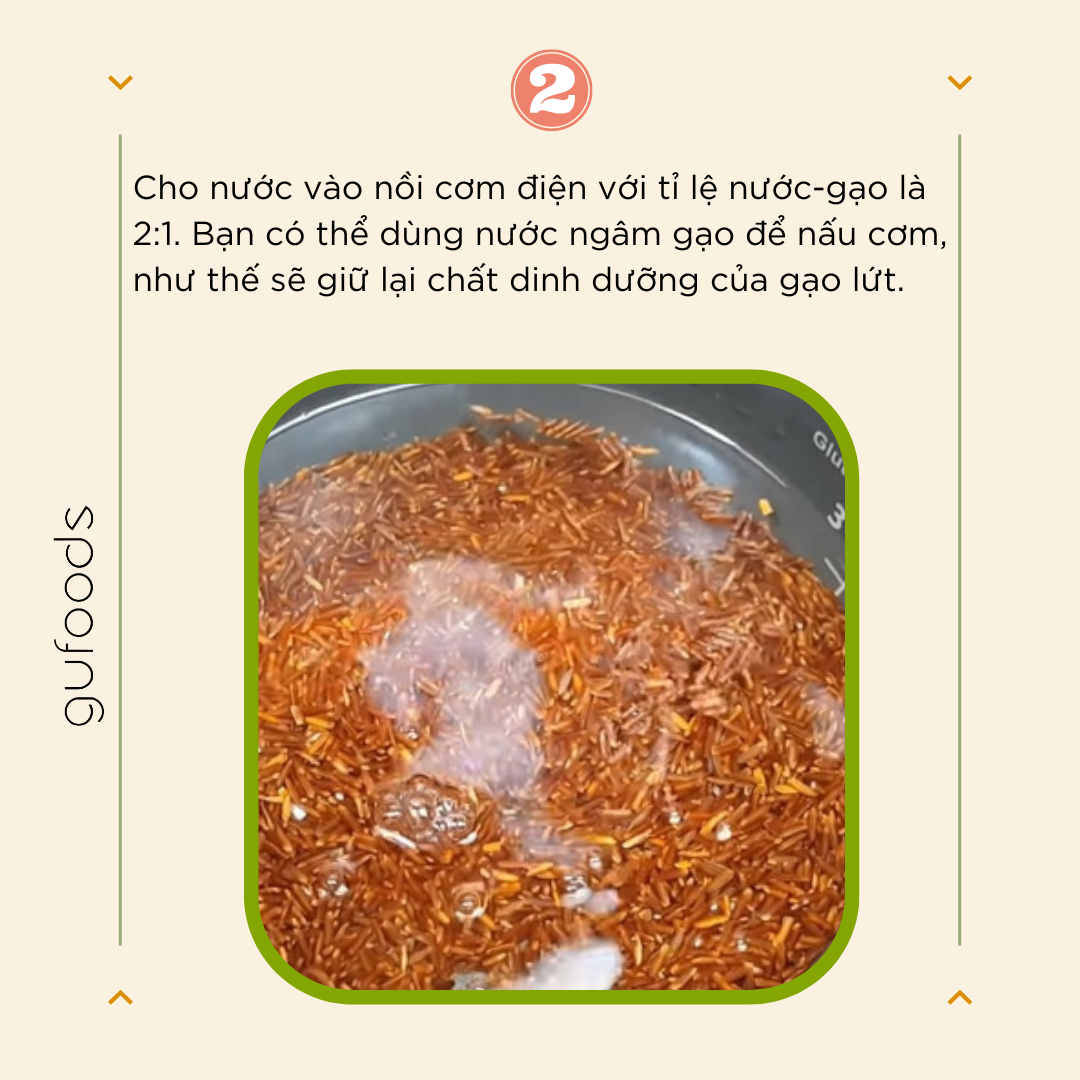 Cho nước vào nồi cơm điện