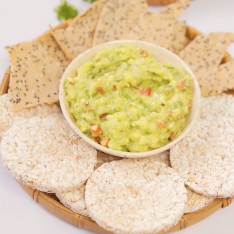 Bánh gạo lứt ăn kèm sốt guacamole