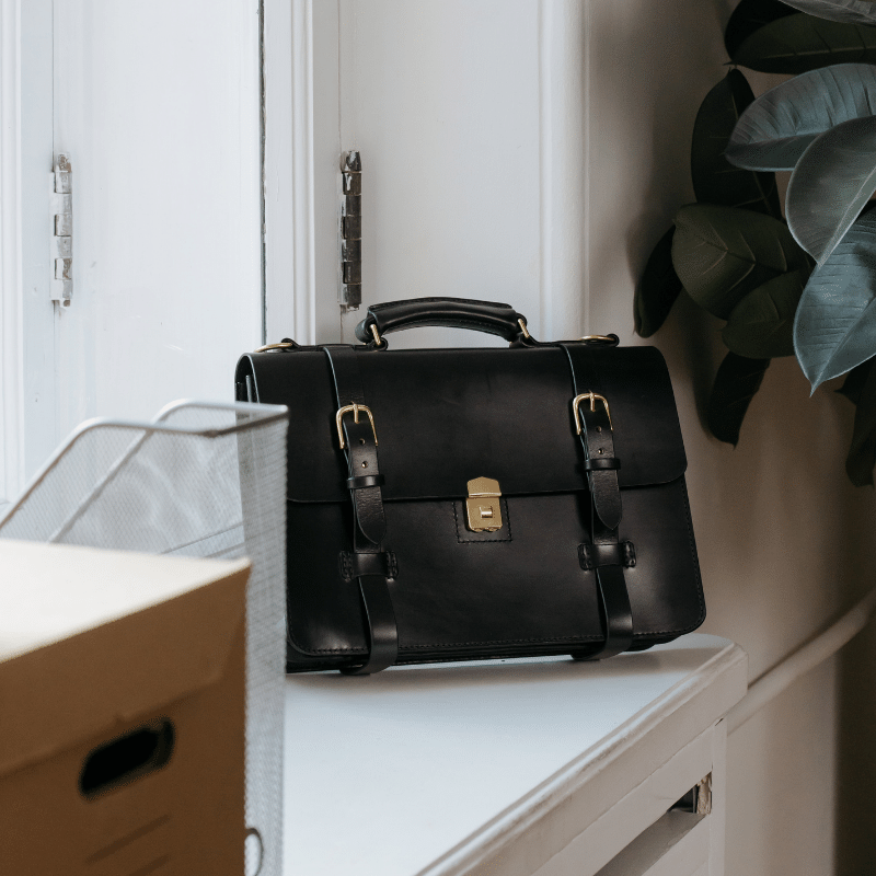 Cặp da - Chiếc cặp đồng hành cùng thầy cô suốt những năm trên ghế nhà trường