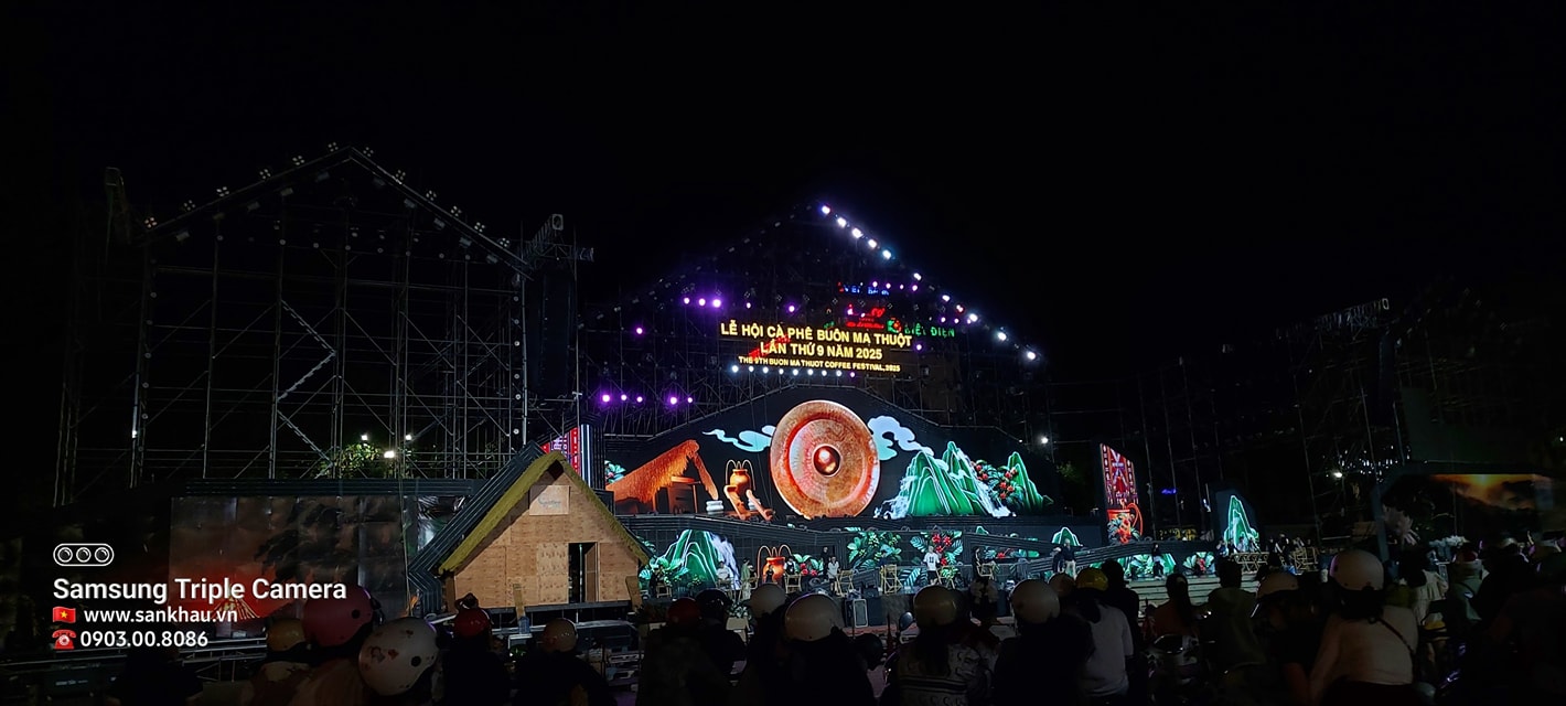 Bán tên miền Sân Khấu