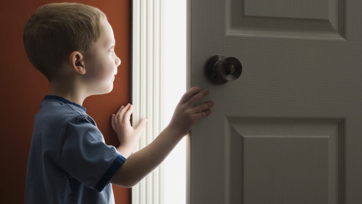 Lắp đặt khóa cửa thông minh có an toàn cho trẻ nhỏ?