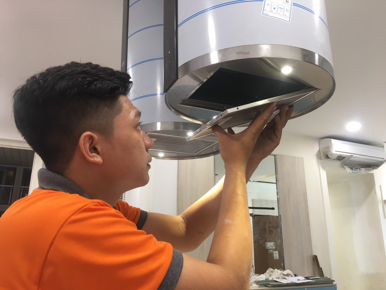 Kỹ thuật viên kiểm tra máy hút mùi