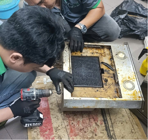 Kỹ thuật viên kiểm tra máy hút