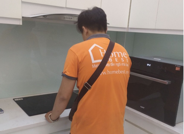 Kỹ thuật viên kiểm trả bếp chạy trơn tru hay chưa