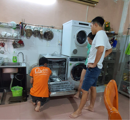 Kỹ thuật viên Home Best Care kiểm tra máy rửa chén