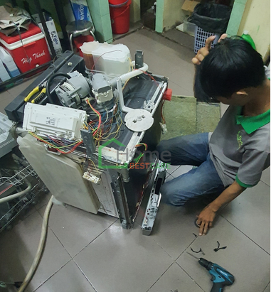 Kỹ thuật viên Home Best Care kiểm tra máy rửa chén