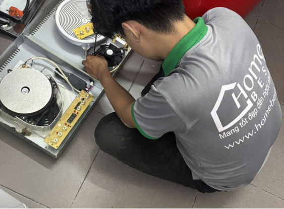 Nhân viên kỹ thuật kiểm tra bếp từ