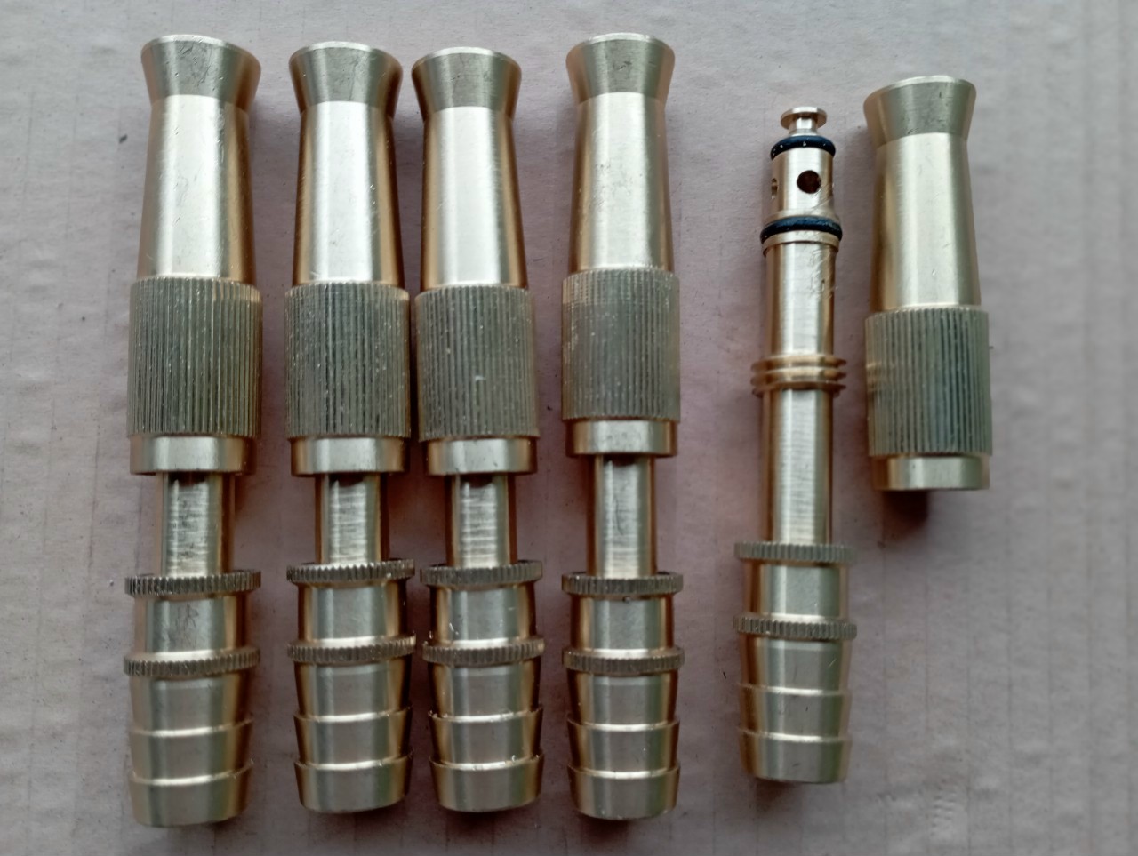 Xịt rửa xe tăng áp đồng (chân 16mm )