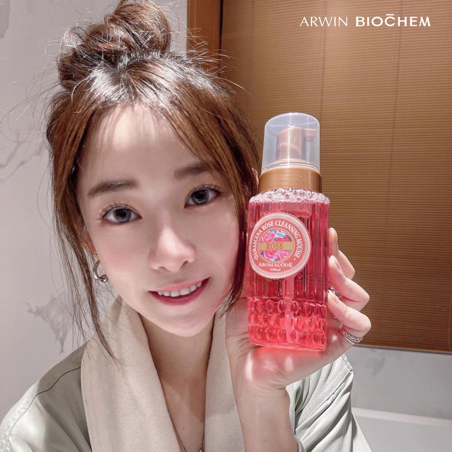 Bọt rửa mặt hoa hồng Damask