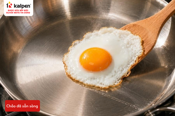 Chiên trứng bằng chảo inox được làm nóng đúng cách