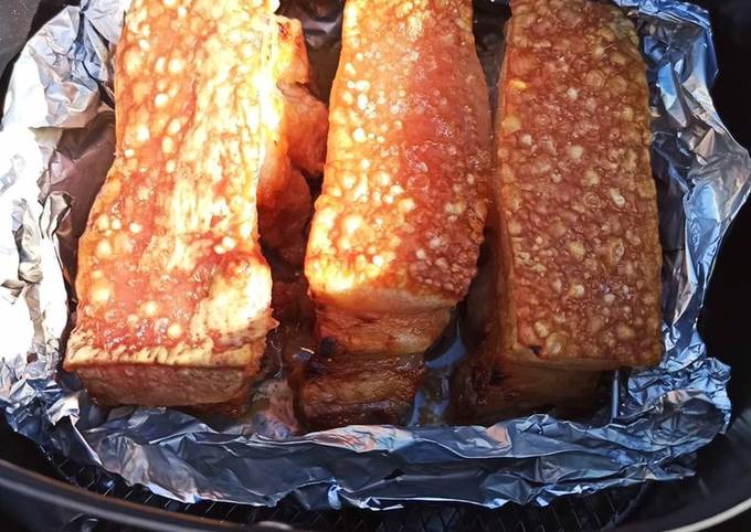 Tiến hành nướng thịt ba chỉ bằng nồi chiên không dầu