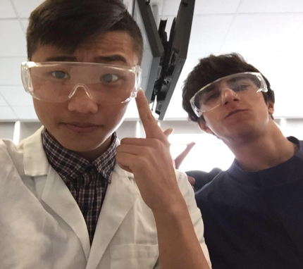 DIFC - Hình ảnh sau 1 buổi thí nghiệm của lớp khoa học sức khỏe