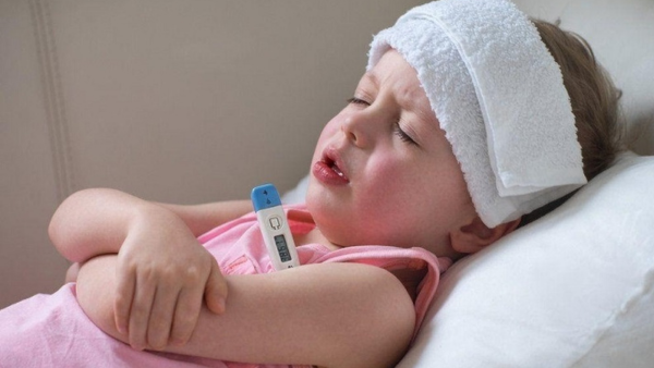 Sốt là phản ứng thường gặp sau tiêm phòng ở trẻ