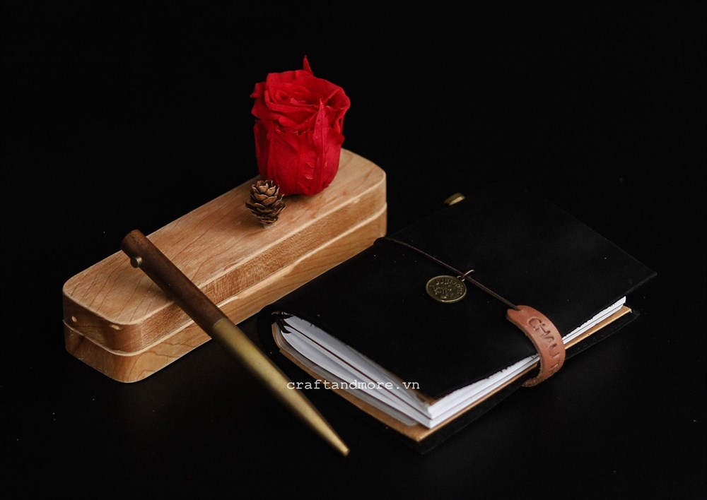 Quyển sổ tay màu đen bìa da handmade khắc tên