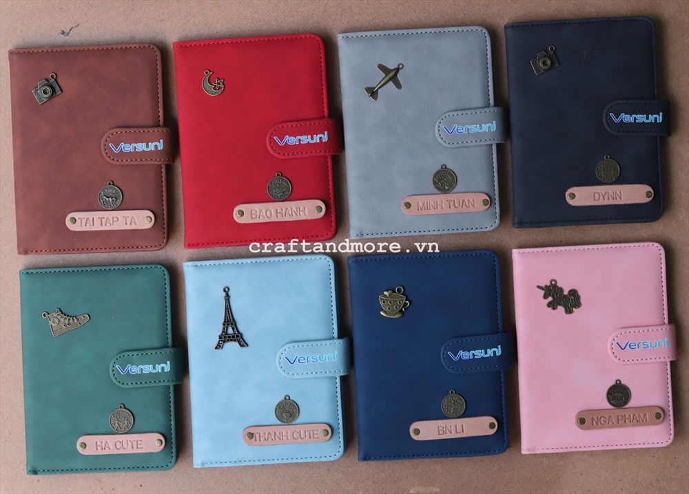 Ví Đựng Passport khắc tên, miễn phí trang trí charm tùy thích hợp cho cả nam & nữ