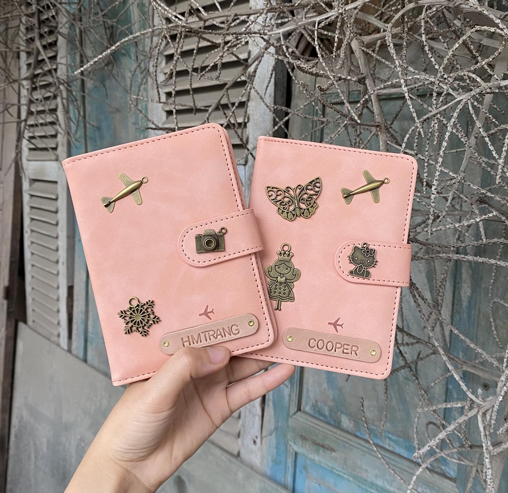 Passport cover miễn phí khắc tên, trang  trí charm, in logo, cá nhân hóa