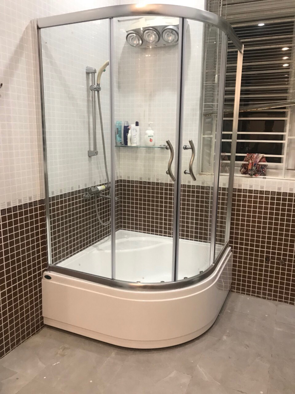 Bồn tắm đứng được thiết kế cho không gian nhỏ