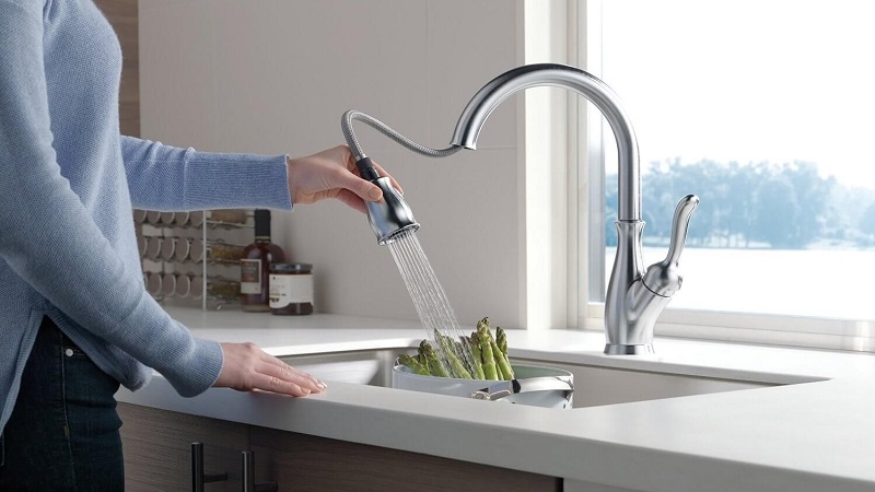 Vòi bếp ToTo được thiết kế với những đường cong uyển chuyển, dễ sử dụng, tiện nghi