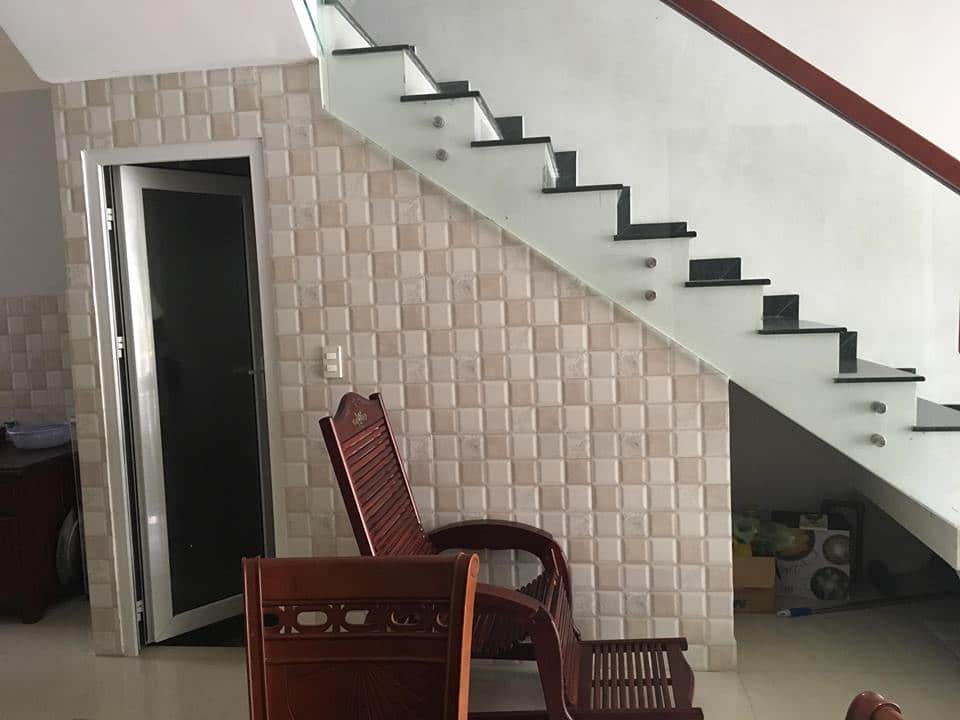 Theo quan niệm phong thuỷ khi đặt toilet dưới gầm cầu thang sẽ khiến tiền tài, sức khoẻ thành viên gia đình bị suy yếu