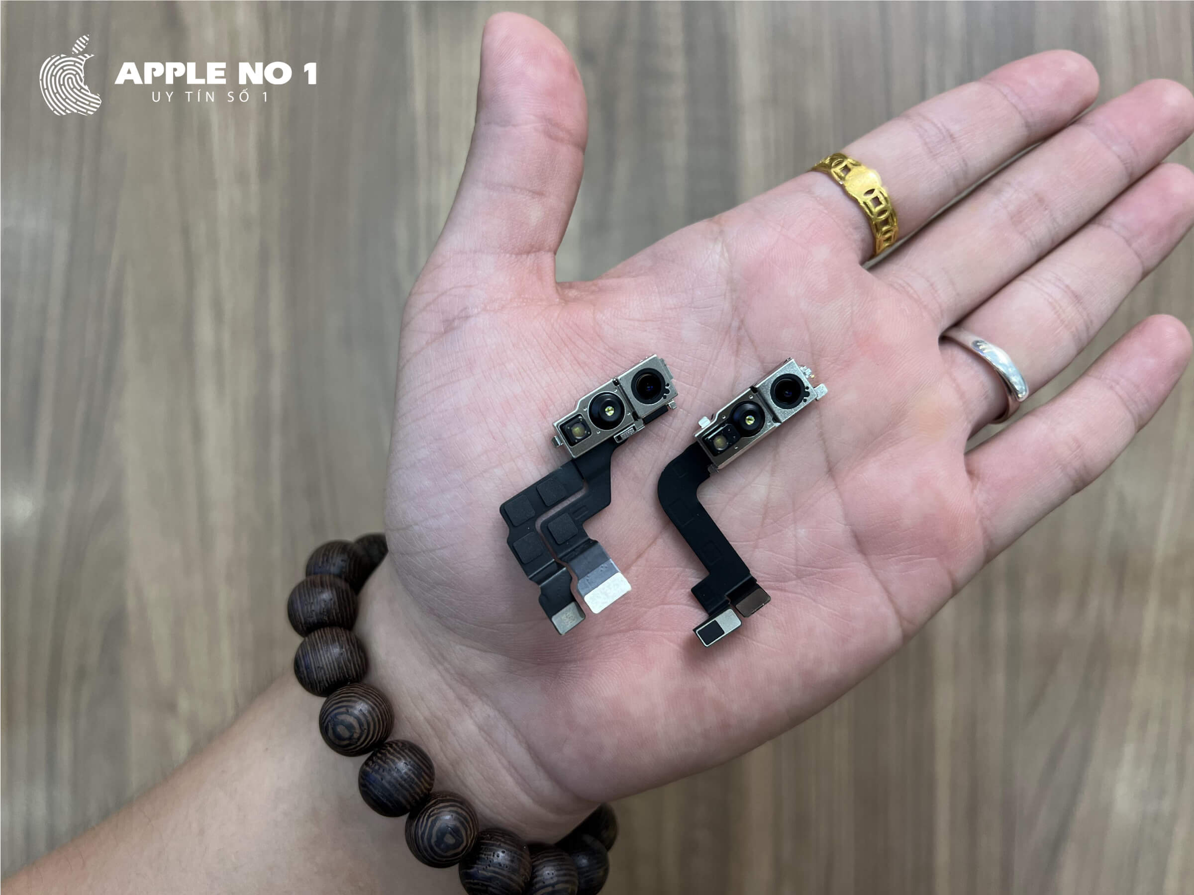 So sánh camera trước iPhone 14 Pro Max (bên trái) và viền iPhone 15 Pro Max (bên phải)