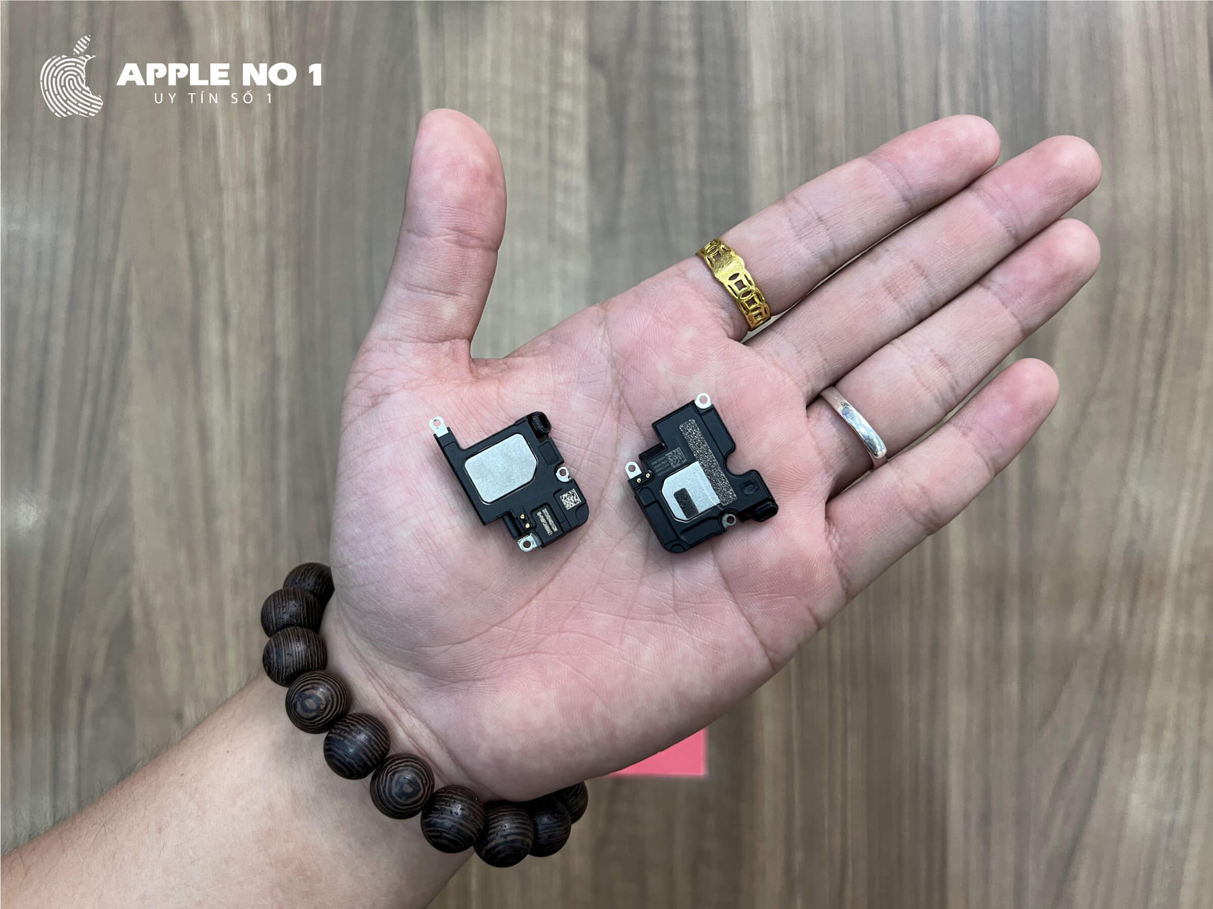 So sánh cụm loa trong iPhone 14 Pro Max (bên trái) và viền iPhone 15 Pro Max (bên phải)