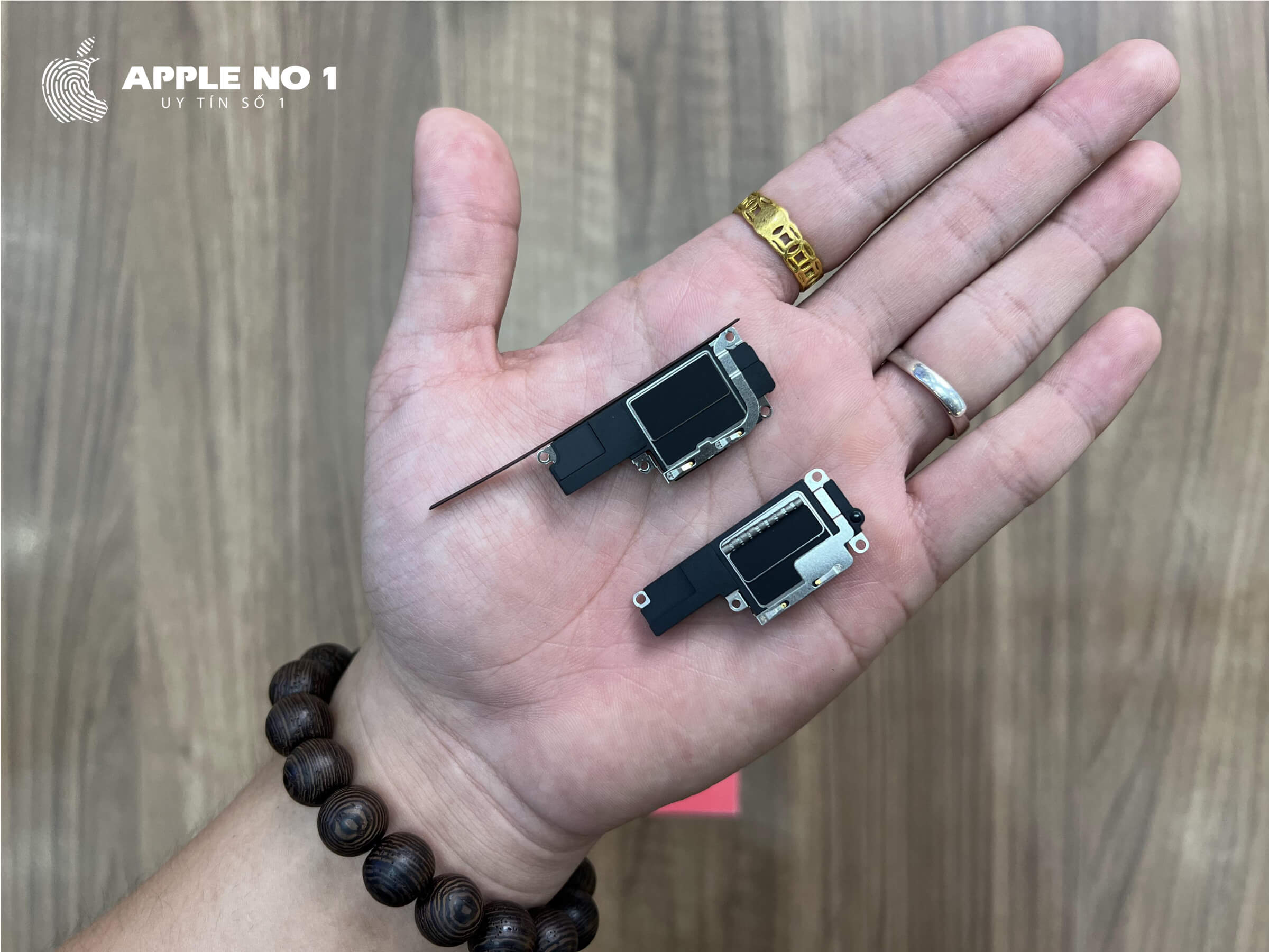 So sánh cụm loa ngoài iPhone 14 Pro Max (bên trái) và viền iPhone 15 Pro Max (bên phải)