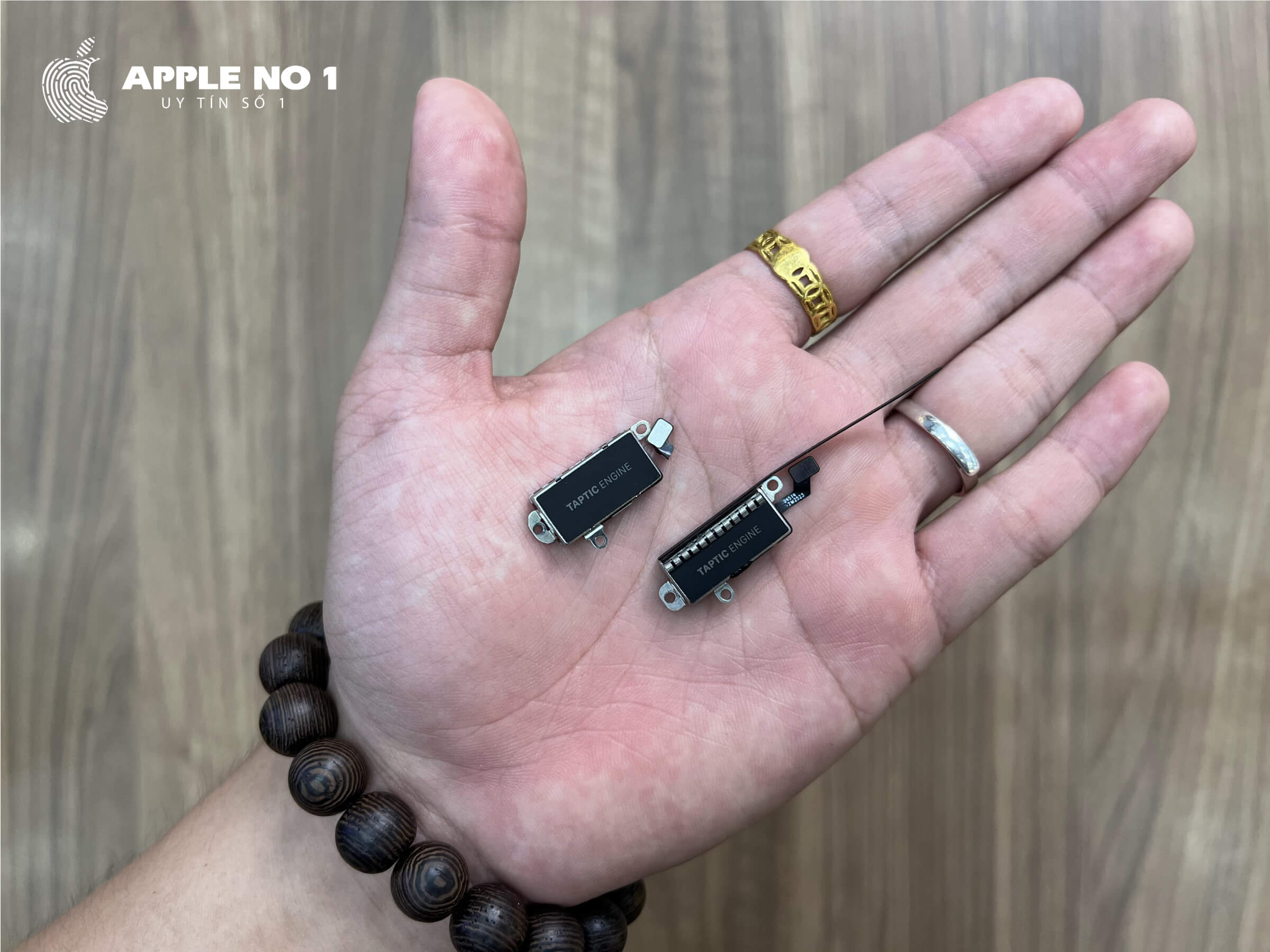 So sánh cục rung iPhone 14 Pro Max (bên trái) và viền iPhone 15 Pro Max (bên phải)