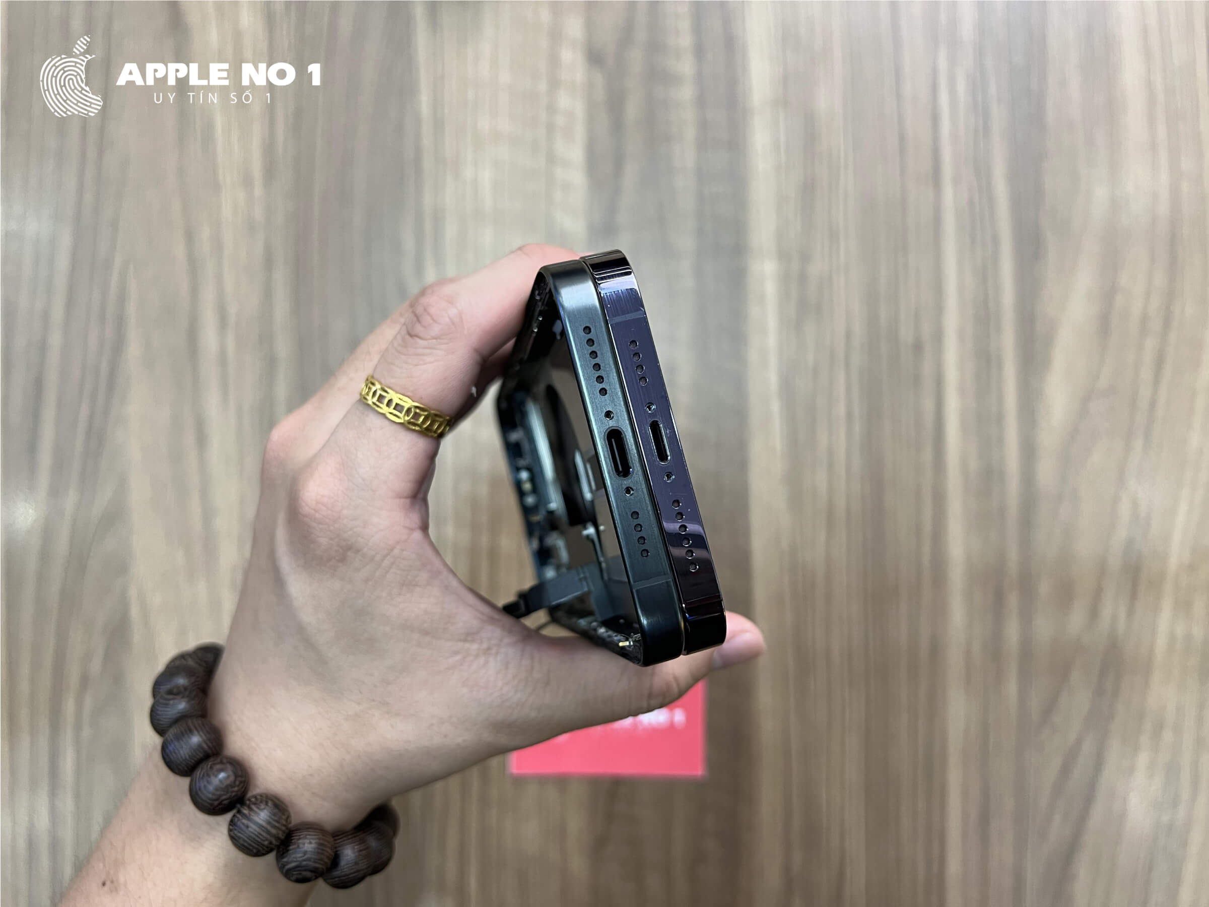 So sánh chân sạc iPhone 14 Pro Max (bên phải) và viền iPhone 15 Pro Max (bên trái)