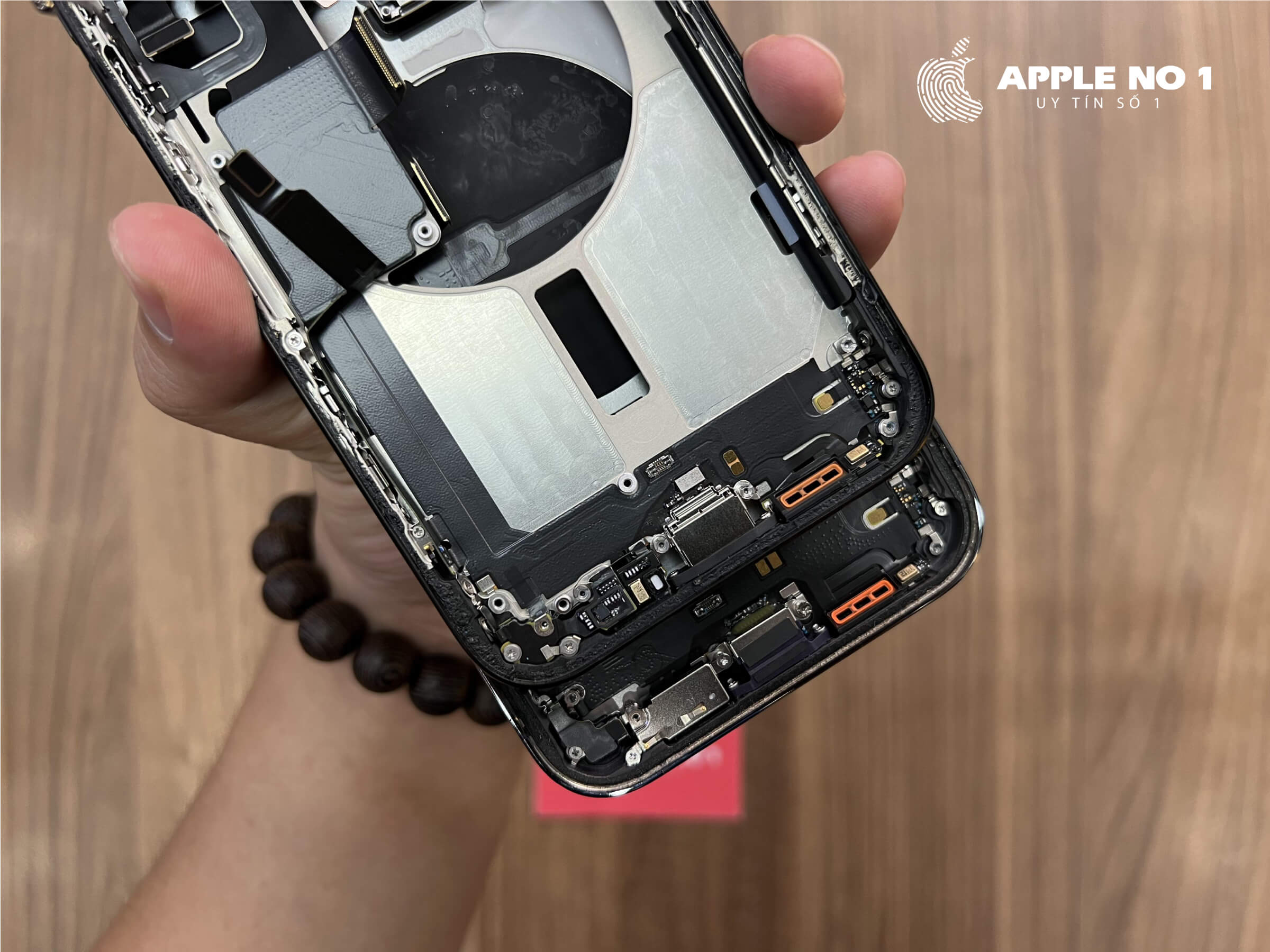 So sánh chân sạc iPhone 14 Pro Max (phía dưới) và viền iPhone 15 Pro Max (phía trên)