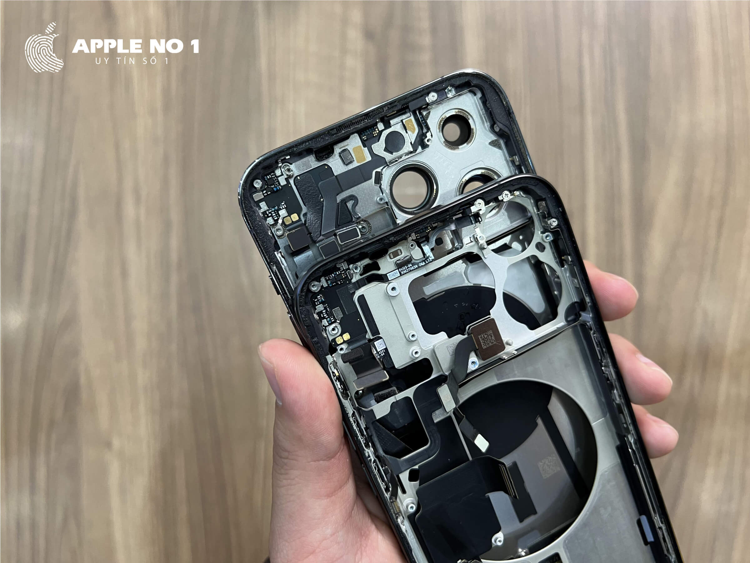 So sánh nội thất bên trong iPhone 14 Pro Max (phía dưới) và iPhone 15 Pro Max (phía trên)