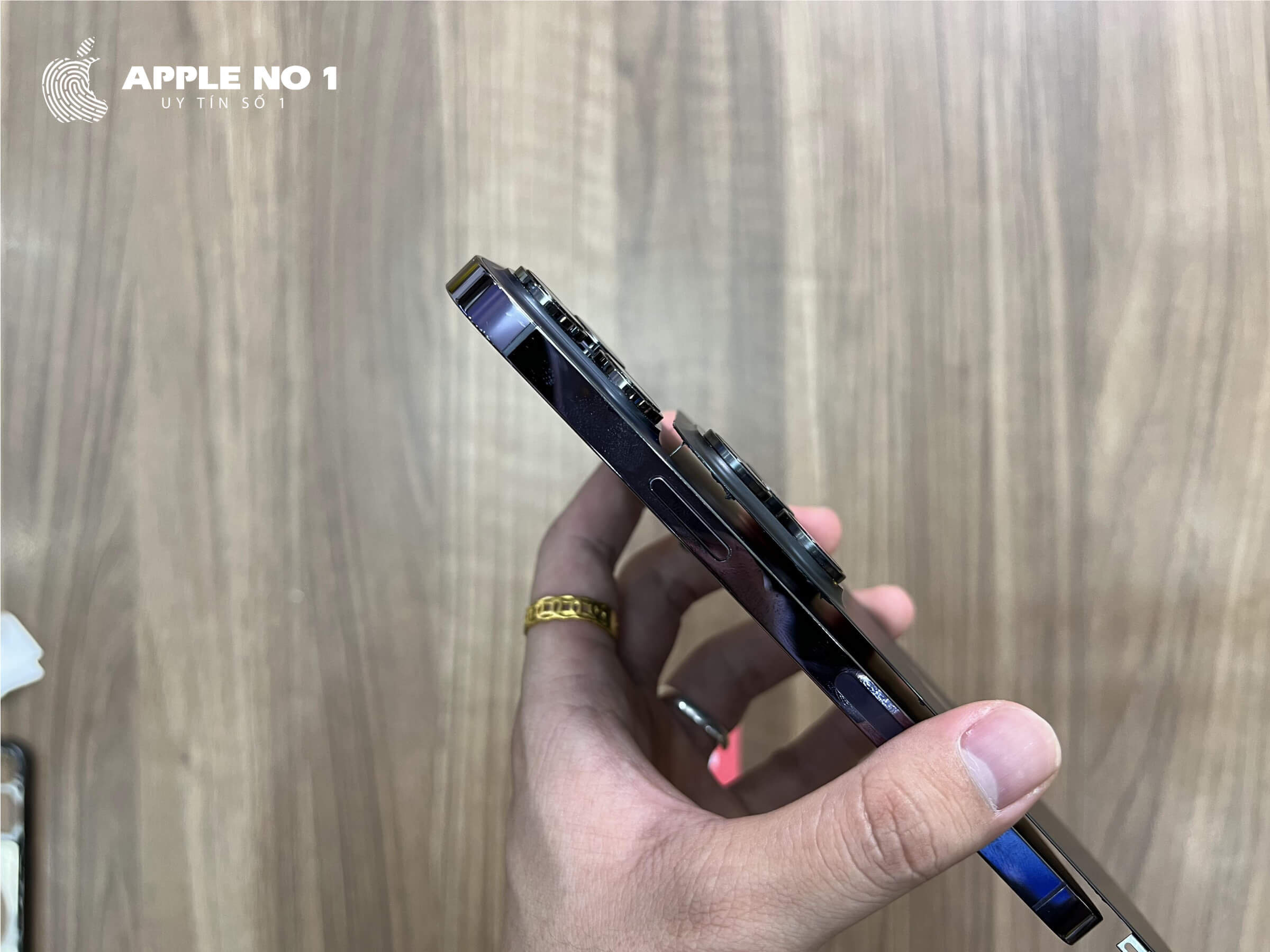 So sánh mắt camera iPhone 14 Pro Max và viền iPhone 15 Pro Max