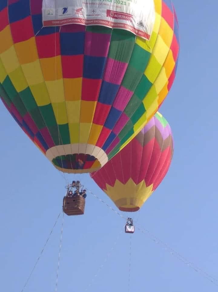Khinh khí cầu tung bay trên không