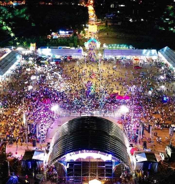 Các gian hàng tại Lễ hội Sầu Riêng vô cùng đông đúc