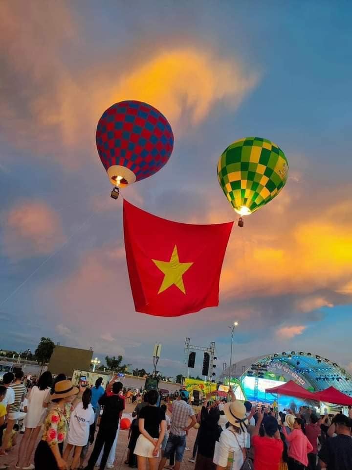 Hoạt động Hoa đăng khinh khí cầu với lá cờ Việt Nam tung bay trên bầu trời