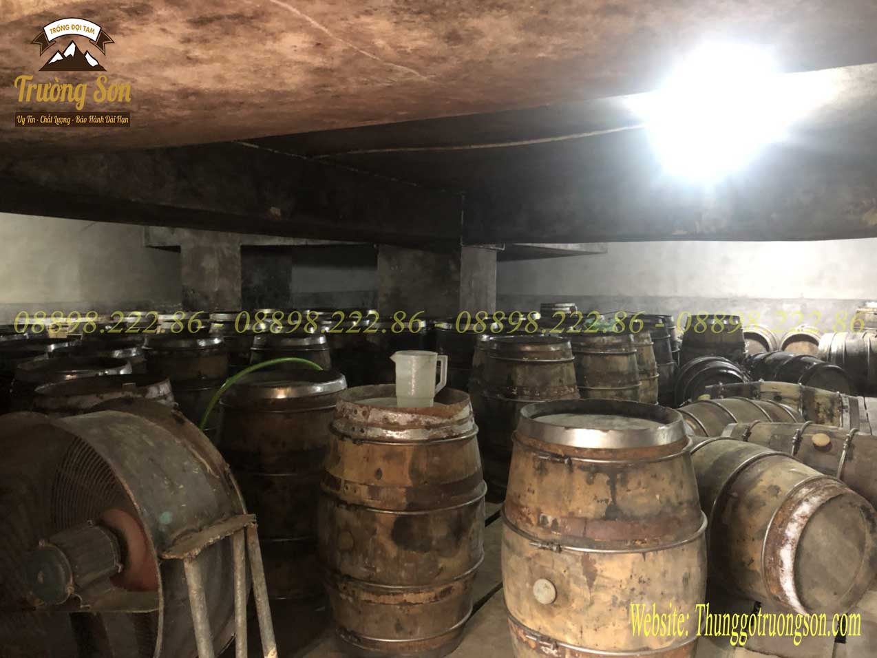 Thùng rượu gỗ sồi cũ