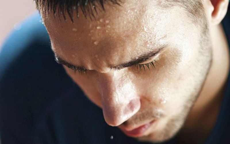 Uống nhiều nước khiến lượng mồ hôi tiết ra càng nhiều