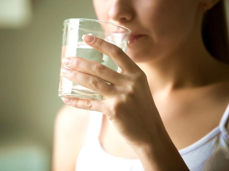 Những cách uống nước gây hại mà bạn không biết