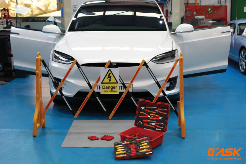 dụng cụ cách điện sửa chữa ô tô điện