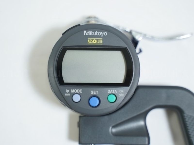 đồng hồ đo độ dày điện tử Mitutoyo 547-316S có màn hình hiển thị hiện đại, rõ ràng