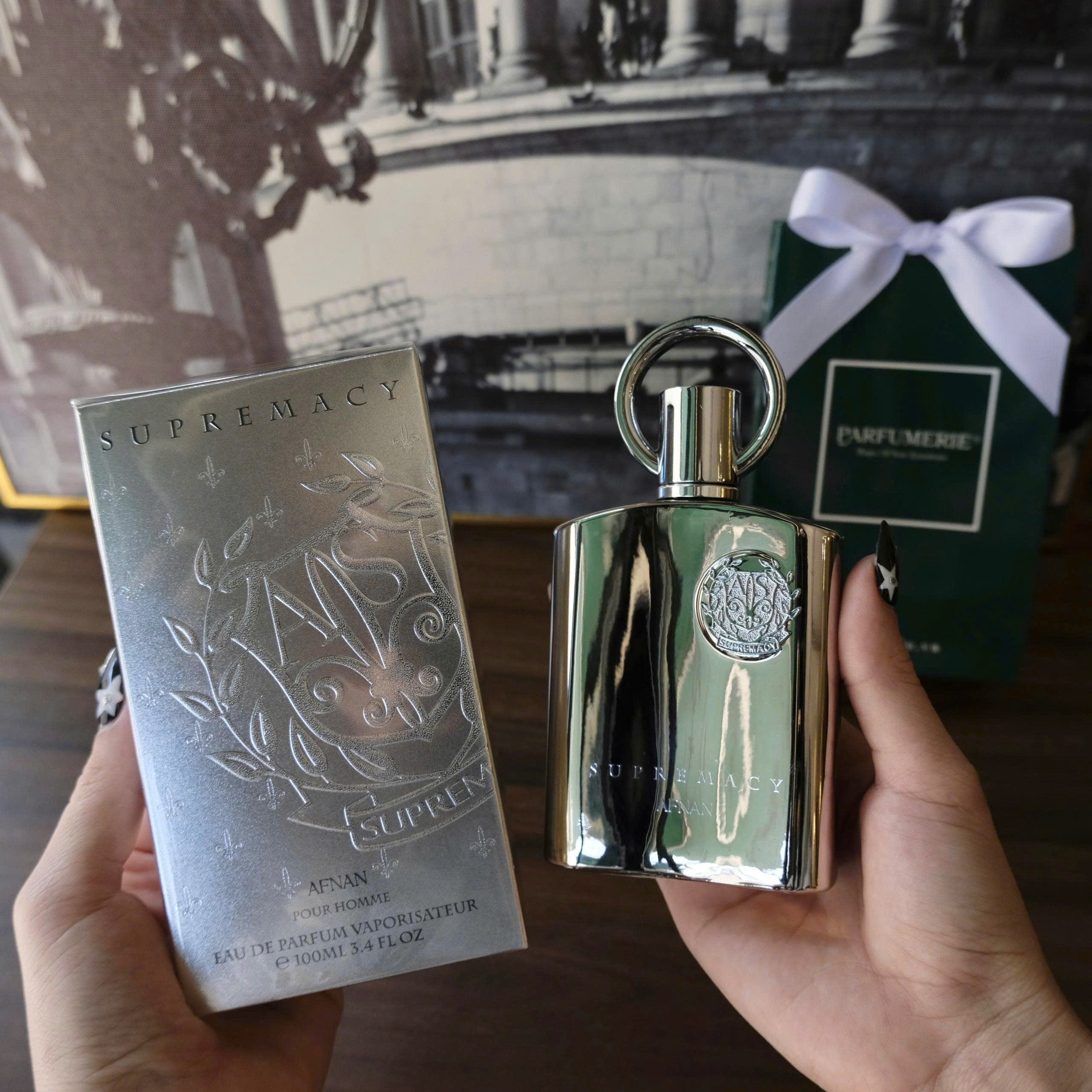 Nước hoa nam Afnan Supremacy Silver EDP cầm rất chắc tay