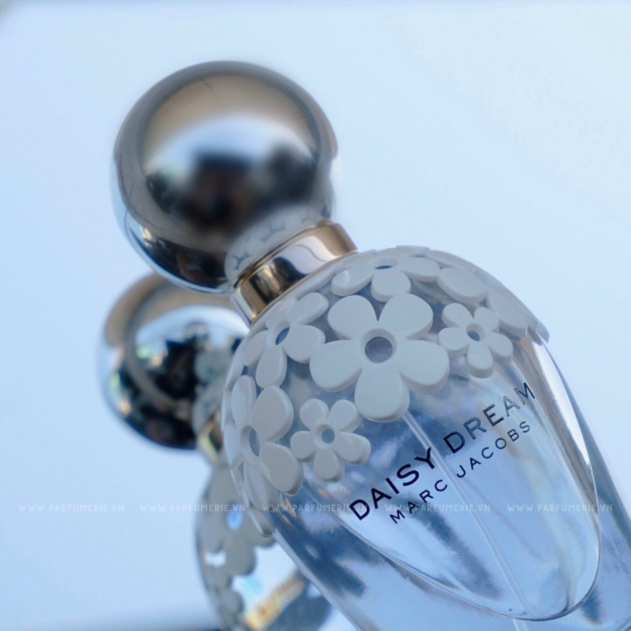 Nước hoa Marc Jacobs Daisy Dream EDT đầy nổi bật với những bông cúc hoạ mi trên thân chai