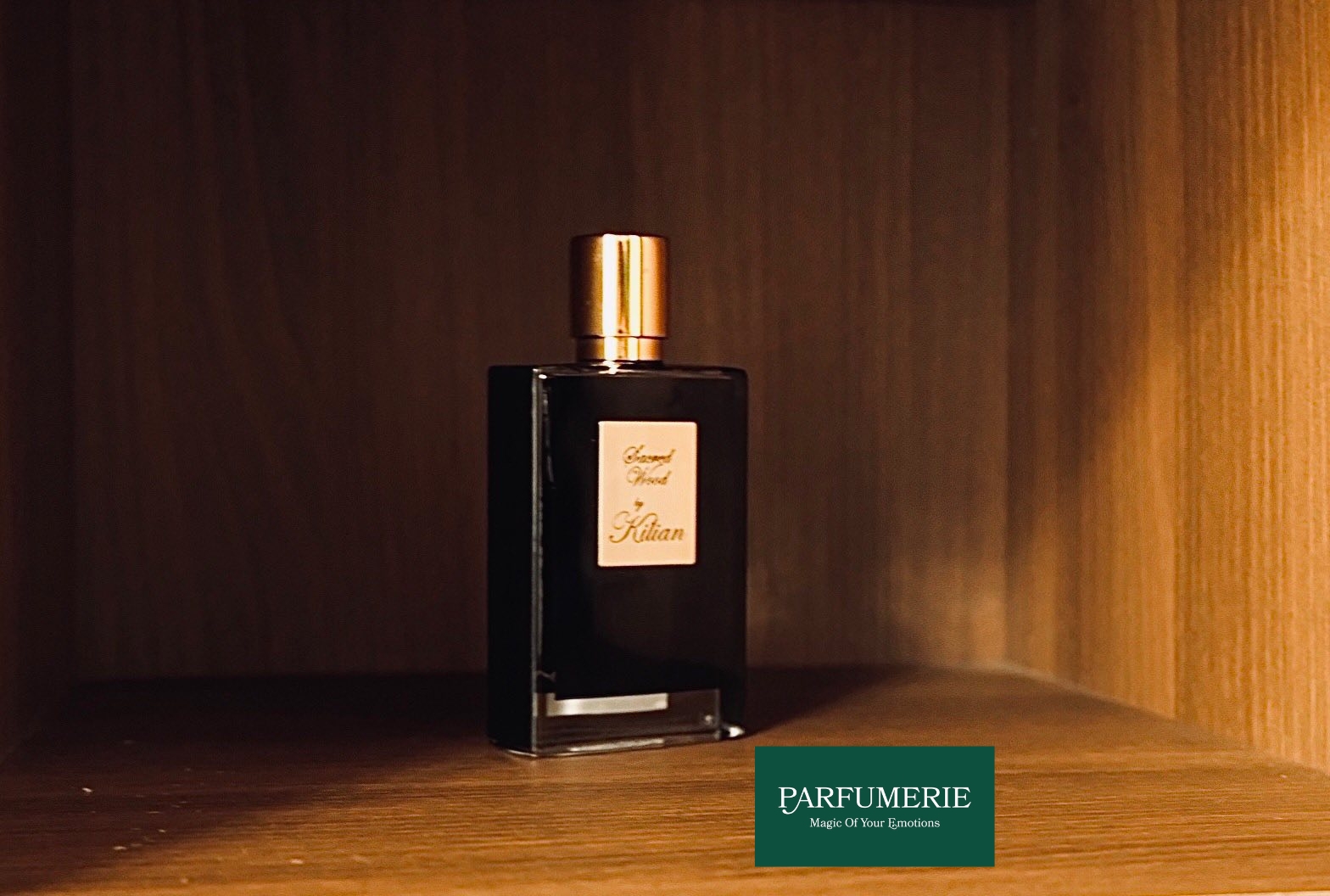 Chai nước hoa chính hãng Kilian Sacred Wood EDP 50ml lấy tông màu đen huyền bí làm chủ đạo