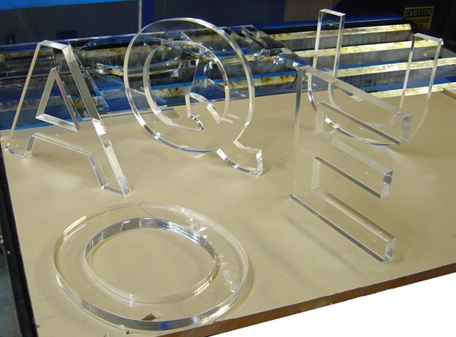 cắt chữ mica với độ dày chỉ 10mm