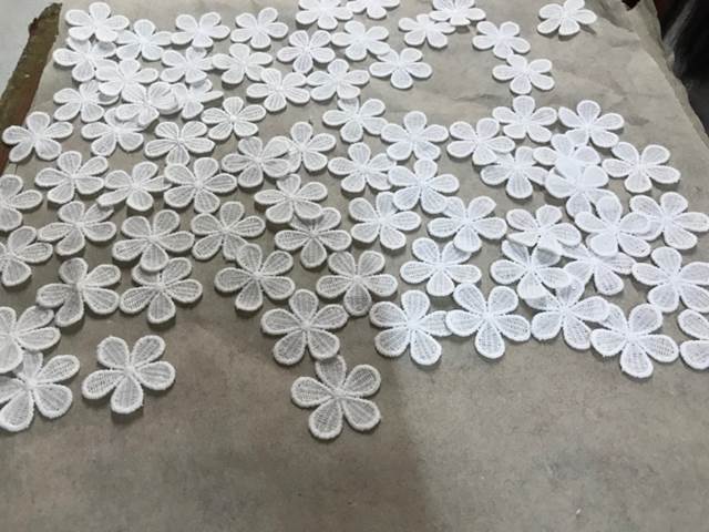 cắt vải hình thêu sẵn bằng máy laser định vị camera