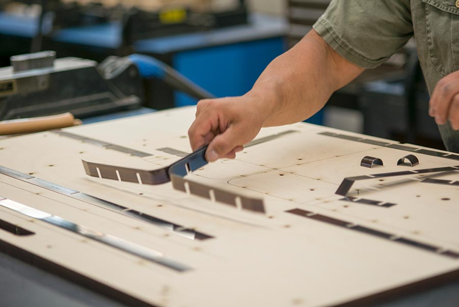 đặt dao vào khuôn bế