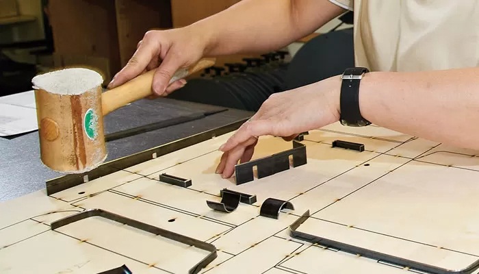 đóng dao vào khuôn bế