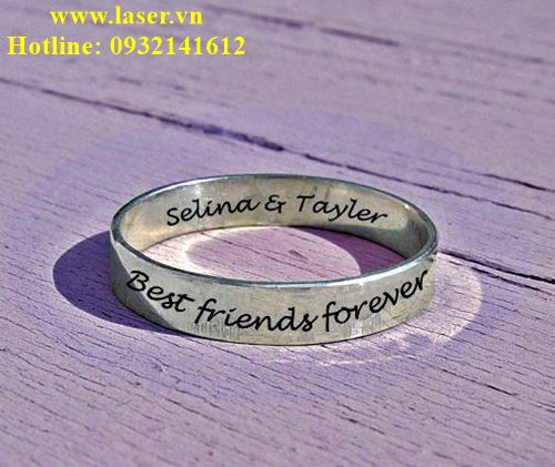 khắc chữ trên nhẫn bạc