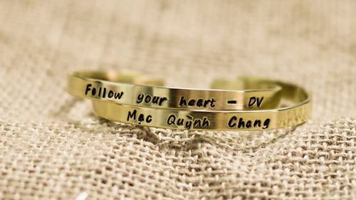 khắc tên lên vòng vàng