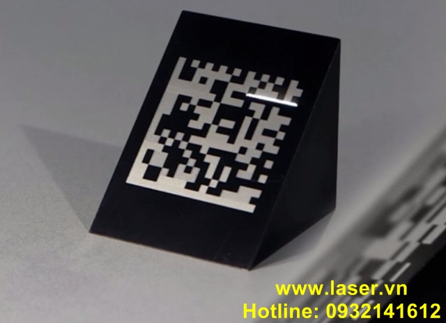 khắc mã QR Code lên kim loại có mặt nghiêng